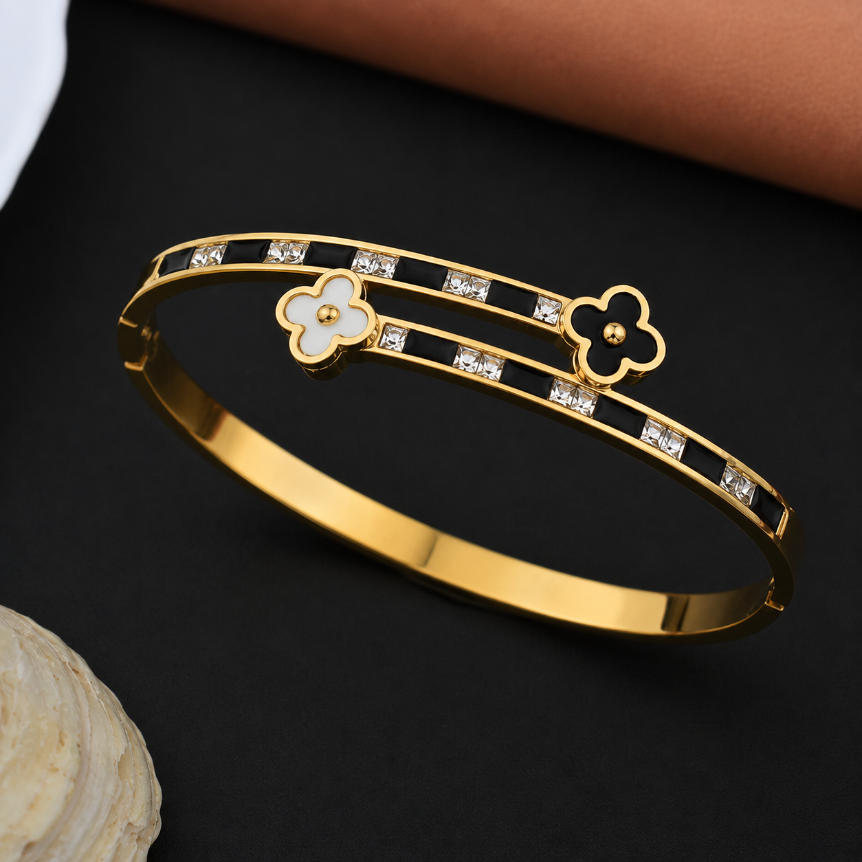 Noir Clover Kada
